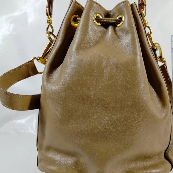 Gucci bamboo handle bucket bag. Authentic. Beautiful. Soft - Picture 2 of 8